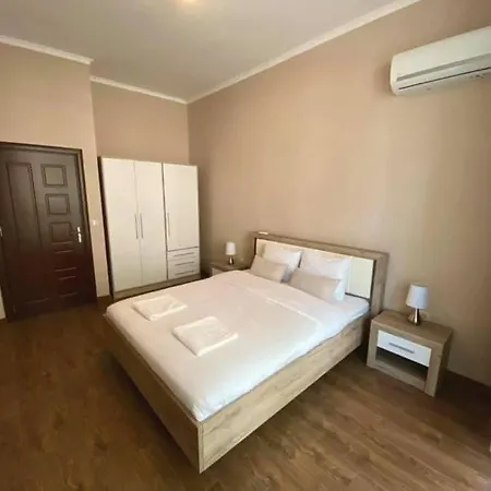 1br Flora דירה *